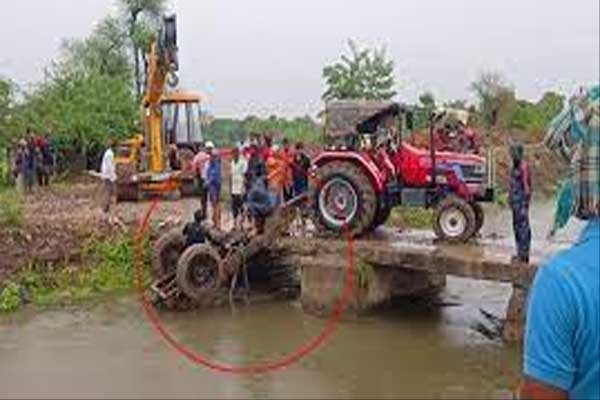 tractor trolley Accident