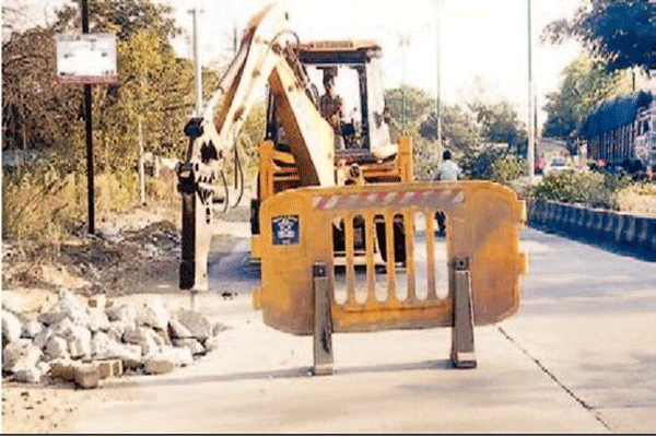 दीड वर्षानंतर आली जाग, सदोष बांधकामामुळे रस्त्याचे फोडकाम