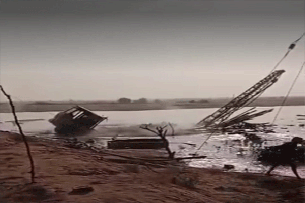 Ground cracks while digging borewell