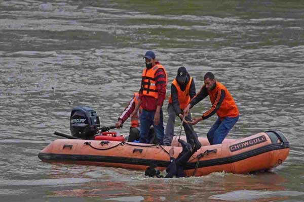 Boat of devotees capsized in Ganga