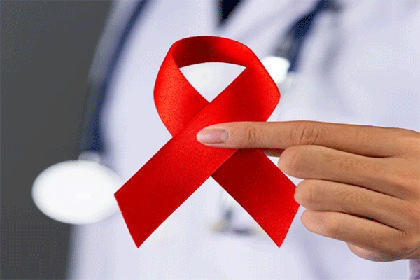 मुलीचा HIV ने मृत्यू झाल्याची अफवा, आणि संपूर्ण कुटुंबावर सामाजिक बहिष्कार!