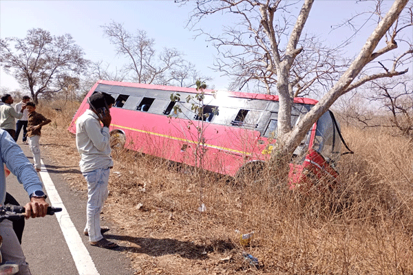 ब्रेक फेल झाल्याने बस घाटत